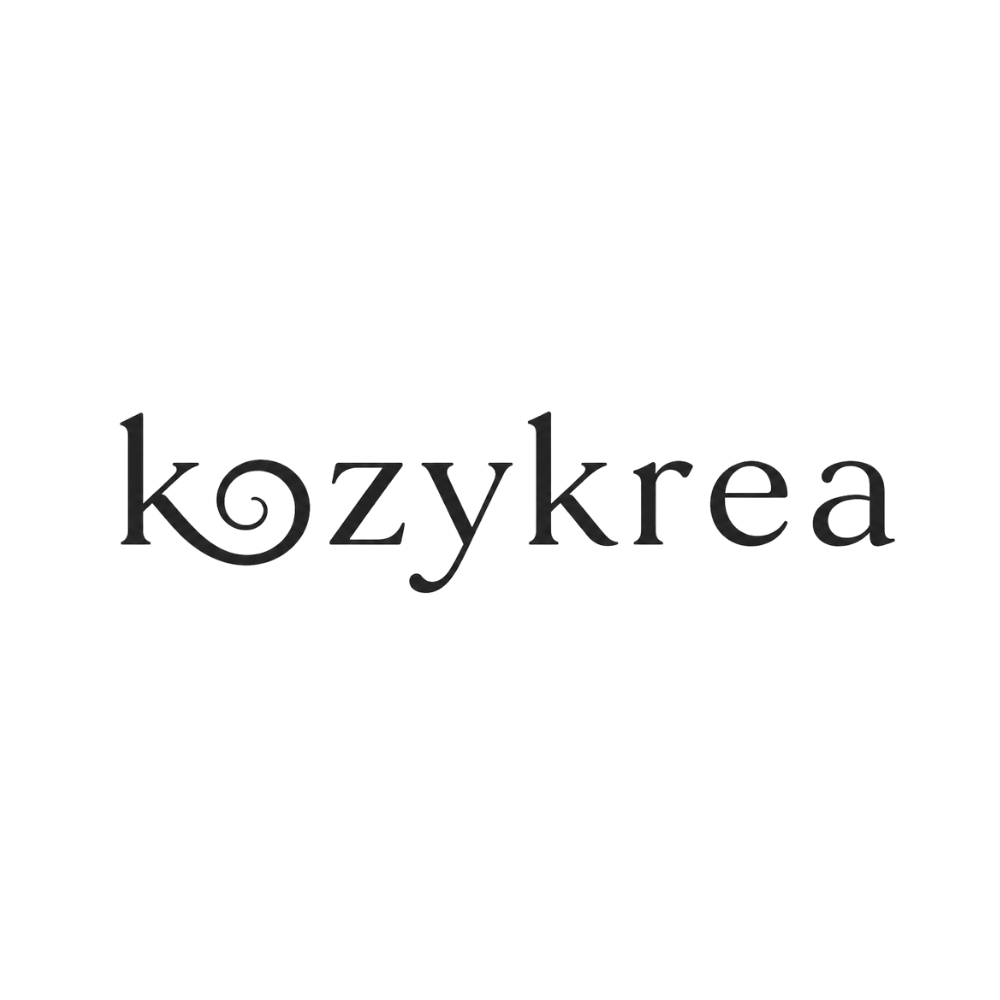 Signature horizontale officielle de Kozykrea, encre sombre sur fond ivoire