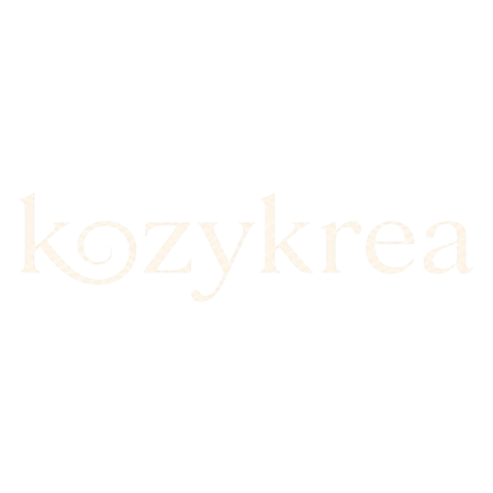 Signature horizontale officielle de Kozykrea, ivoire sur fond vert refuge